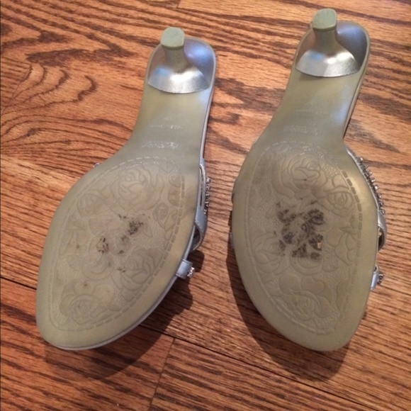 KENNETH COLE Silver Bling Mule Slide Kitten Heel Sandals 6.5 - Picture 4 of 4